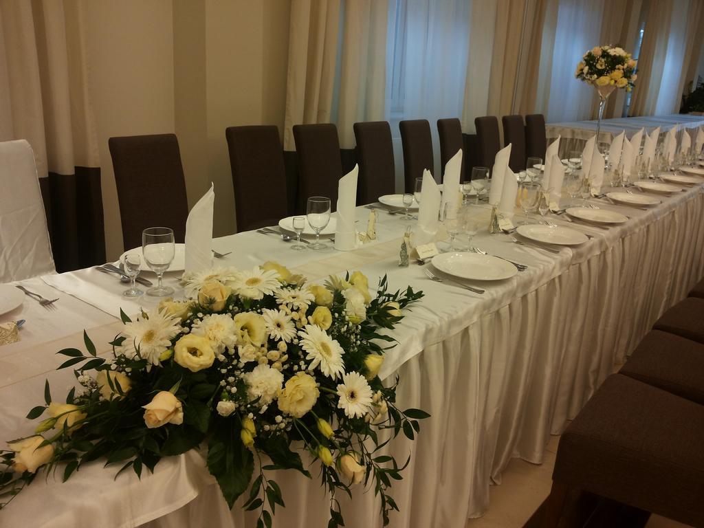 Hotel Feniks Gniezno Luaran gambar